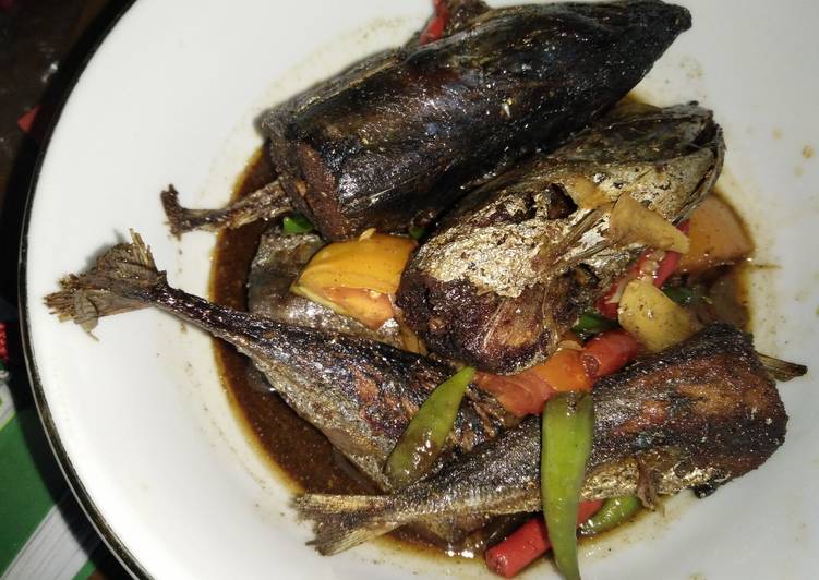 Langkah Membuat Ikan Layang Goreng Kuah Kecap yang Enak