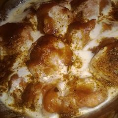A picture of Dahi bhallay.