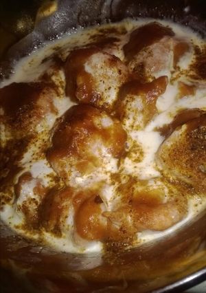 A picture of Dahi bhallay.