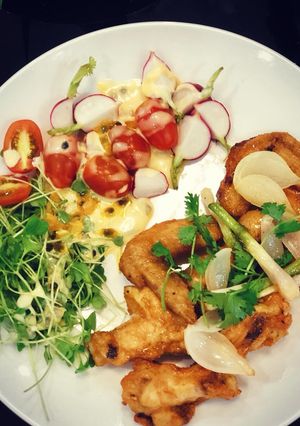 Hình của món Cánh gà chiên nước mắm kèm salad sốt chanh dây.