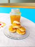 Scones dulces con mermelada de mango