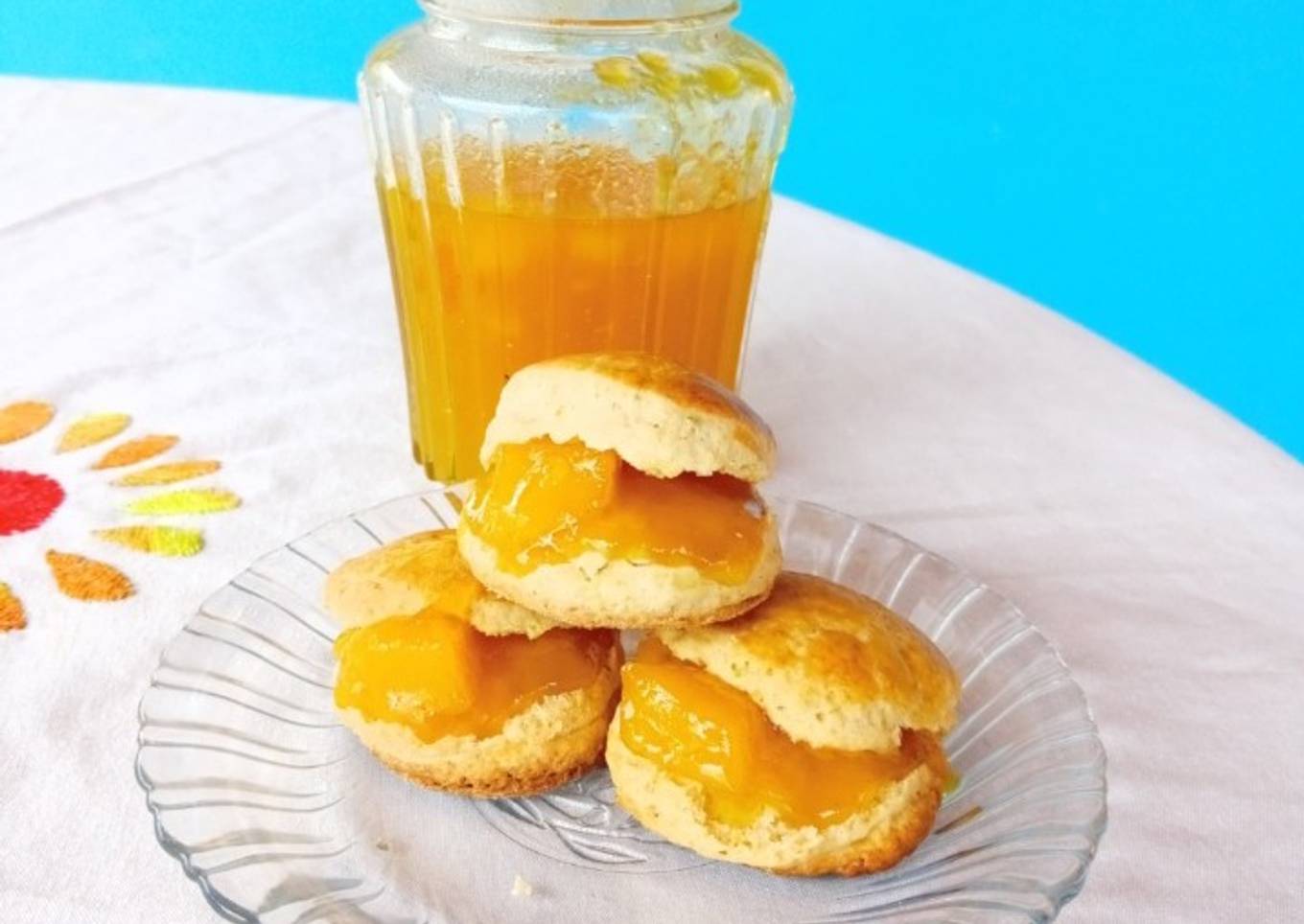 Scones dulces con mermelada de mango