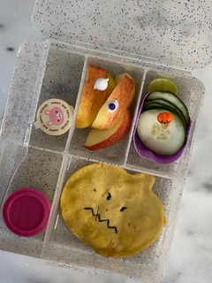 Una foto de Quesadilla mini de Halloween en freidora de aire para lonchera