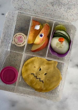 Una foto de Quesadilla mini de Halloween en freidora de aire para lonchera