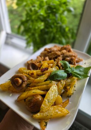 O poză a rețetei Cartofi prajiti cu ciuperci si carne de pui.