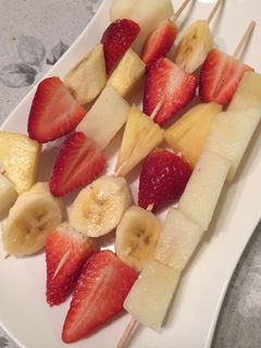 Una foto de Brocheta de frutas (desayuno o postre)