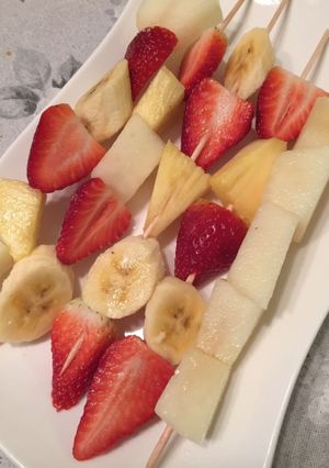 Una foto de Brocheta de frutas (desayuno o postre)