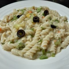 A picture of White sauce pasta.