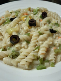 A picture of White sauce pasta.