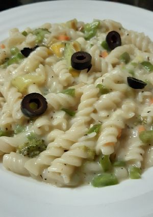 A picture of White sauce pasta.