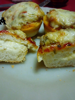 Una foto de Pizzetas rellenas en forma de muffins