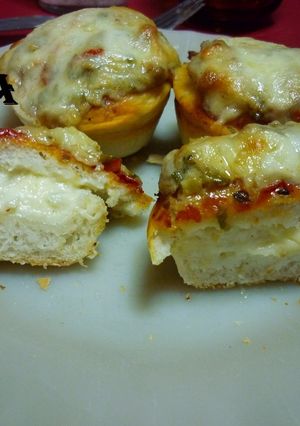 Una foto de Pizzetas rellenas en forma de muffins