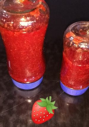 Una foto de Mermelada caseraa de frutillas frescas 🍓🍓🍓