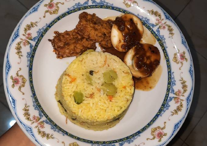 Ternyata begini loh! Bagaimana cara bikin Nasi Kuning Teri Petai dijamin nikmat