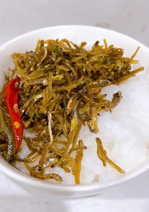 Hình của món Cá cơm khô kho ăn với cháo trắng.