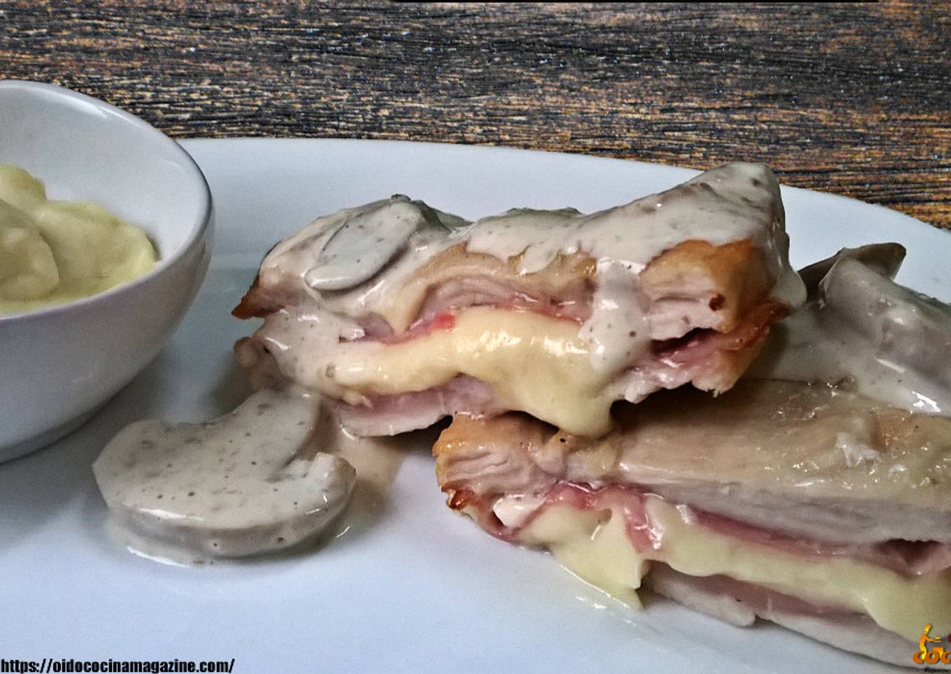 Pechugas de pollo rellenas, con salsa de champiñones