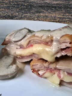 Una foto de Pechugas de pollo rellenas, con salsa de champiñones