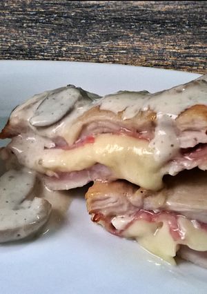 Una foto de Pechugas de pollo rellenas, con salsa de champiñones