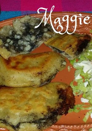 Una foto de Quesadillas de maìz rellenas de huitlacoche (cuitlache)