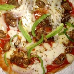 Chicken cheese pizza A picture of Chicken cheese pizza.