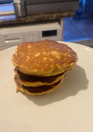 A picture of Apple, Peanut Butter & Egg Mini Pancakes.