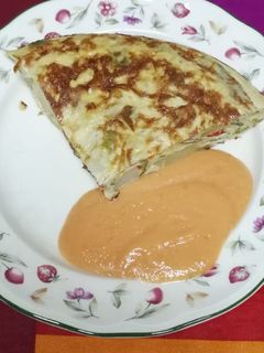 Una foto de Tortilla campera con salmorejo
