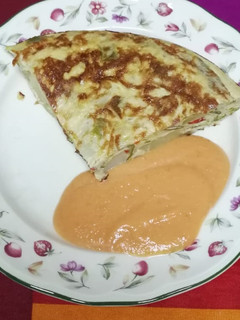 Una foto de Tortilla campera con salmorejo