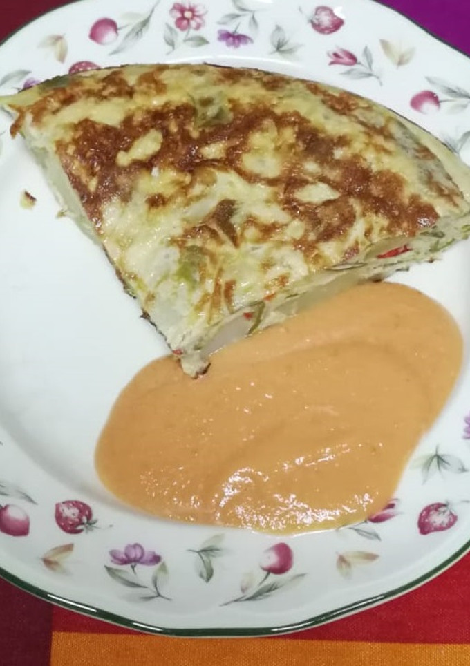 Una foto de Tortilla campera con salmorejo