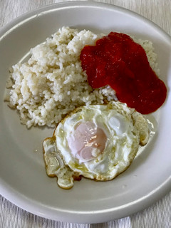 Una foto de Arroz blanco con huevo frito y tomate