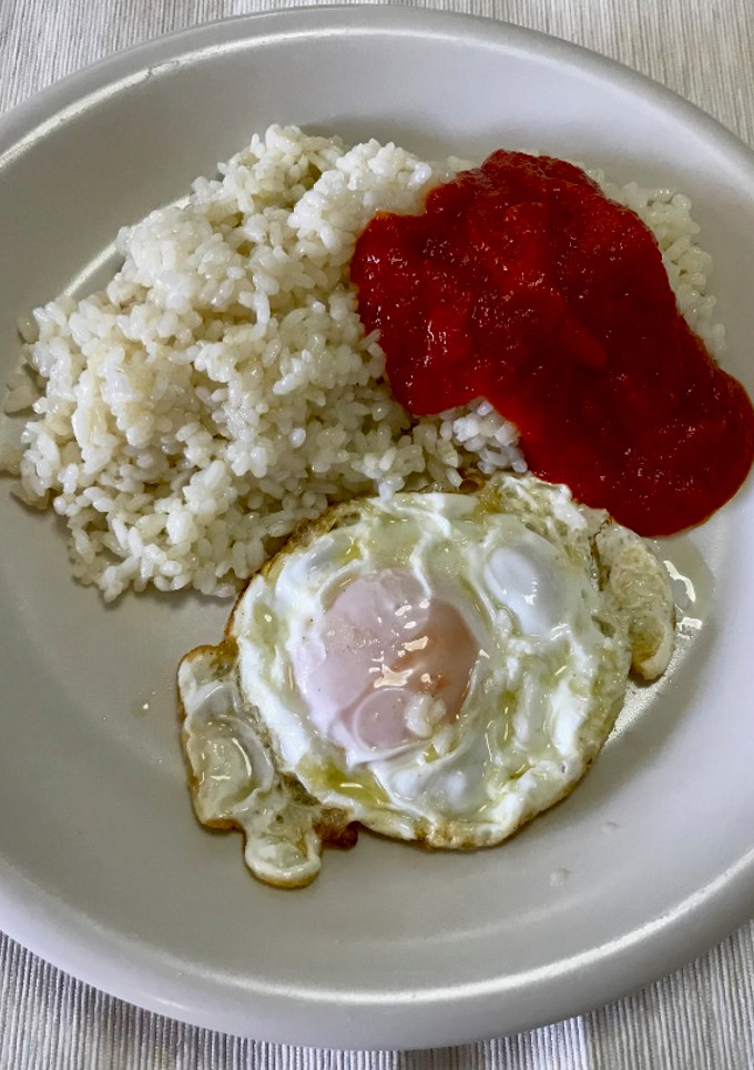Una foto de Arroz blanco con huevo frito y tomate