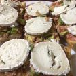 Tostadas con aguacate y rulo de cabra