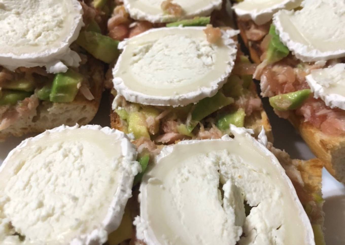 Tostadas con aguacate y rulo de cabra