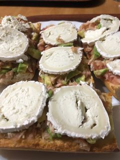 Una foto de Tostadas con aguacate y rulo de cabra