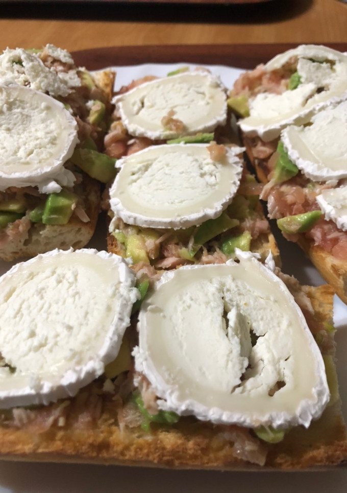 Una foto de Tostadas con aguacate y rulo de cabra