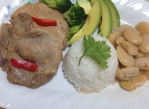 Una foto de Chuletas de cerdo a la plancha acompañado, de pallares, ensalada
