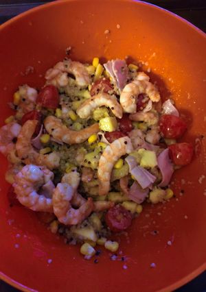 Una foto de Ensalada templada de quinoa, langostinos, mango, cherry, maíz, pavo