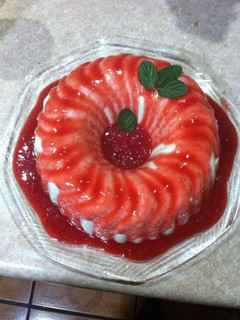 Una foto de Gelatina de yogurt con salsa de frutos rojos