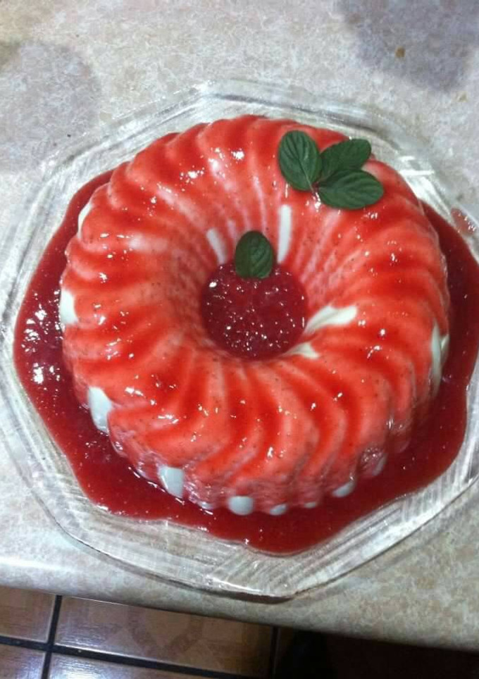 Una foto de Gelatina de yogurt con salsa de frutos rojos