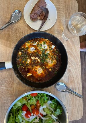 Hình của món Shakshuka: món ăn sáng phổ biến của người Bắc Phi và Nam Âu.
