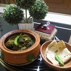 A picture of Palak(spinach) chicken.