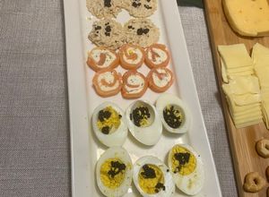 Una foto de Huevos rellenos de caviar