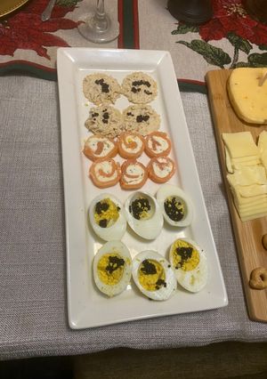 Una foto de Huevos rellenos de caviar
