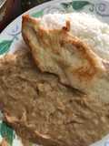 Guiso de frejoles con filete de pollo y arroz blanco