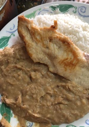 Una foto de Guiso de frejoles con filete de pollo y arroz blanco