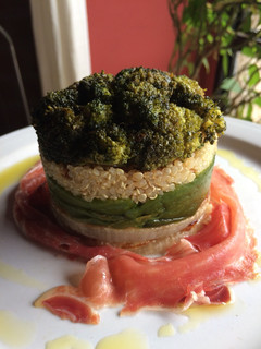 Una foto de Timbal de quinoa y brócoli con panceta