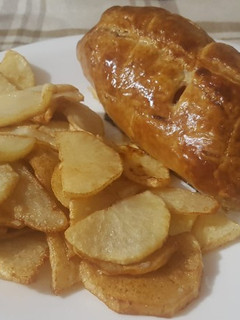 Una foto de Solomillo Wellington con patatas panaderas