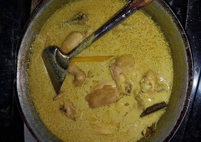 Opor ayam bumbu kuning