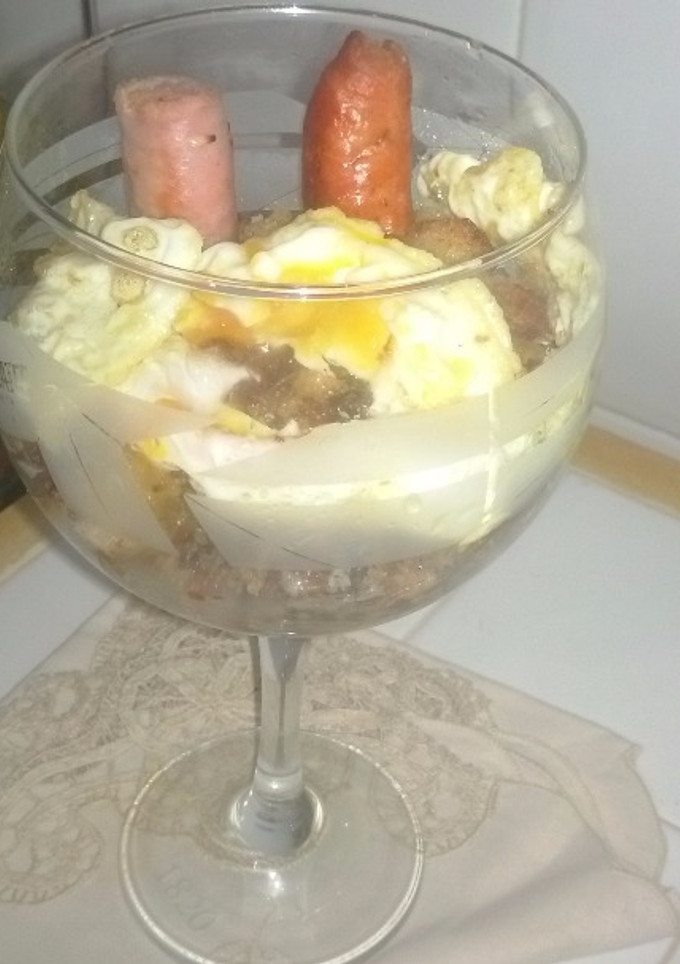 Una foto de Entrante de migas murcianas con huevos rotos