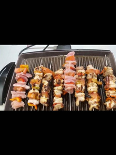 Una foto de Brochetas de pavo con verduras!!! 🫑 🧅 🍅