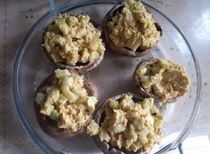 Une photo de Champignons bruns farcis au céleri et à la sauce Masala